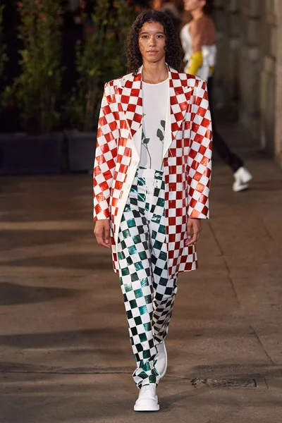 Look 18